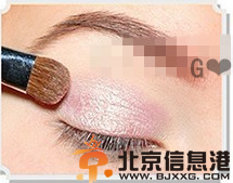 半圆粉色眼妆画法图解 让你拥有迷人甜美妆容