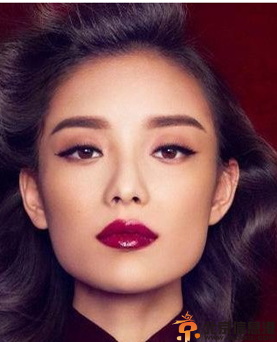 红唇妆的画法 教你勾勒性感嘴唇