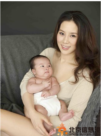 徐子淇现身法会求子照片曝光 揭其个人资料及儿女照片