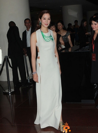 徐子淇现身法会求子照片曝光 揭其个人资料及儿女照片