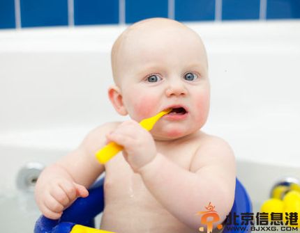 幼儿刷牙的正确方法 <a href='http://www.bjxxg.cn/health/' target='_blank'><u>健康</u></a>刷牙让宝宝<a href='http://www.bjxxg.cn/health/' target='_blank'><u>健康</u></a><a href='http://www.bjxxg.cn/baby/chengzhang/' target='_blank'><u>成长</u></a>