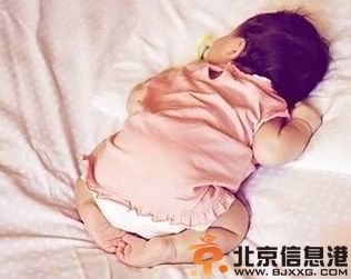 找准新生儿睡觉不安稳的原因 对症处理让宝贝健康成长