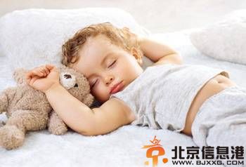 找准新生儿睡觉不安稳的原因 对症处理让宝贝健康成长