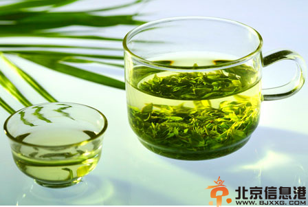 夏天喝绿茶还是红茶 为什么说冬天喝绿茶夏天喝红茶