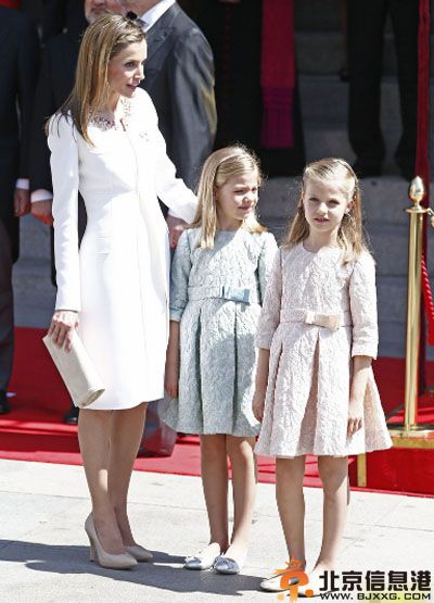 西班牙王妃莱蒂西亚资料照片 国王费利佩登基携女儿美艳亮相