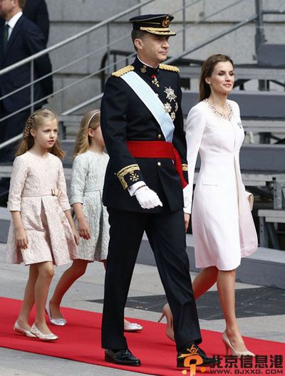 西班牙王妃莱蒂西亚资料照片 国王费利佩登基携女儿美艳亮相