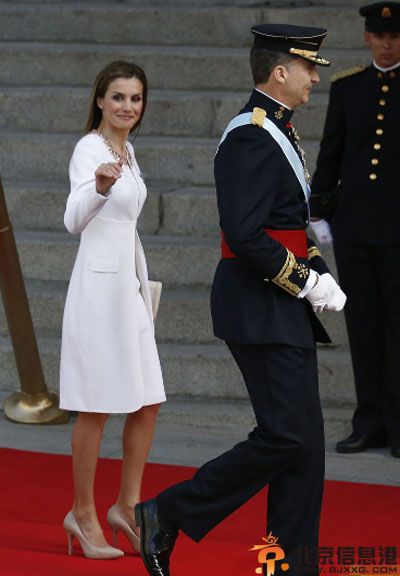 西班牙王妃莱蒂西亚资料照片 国王费利佩登基携女儿美艳亮相