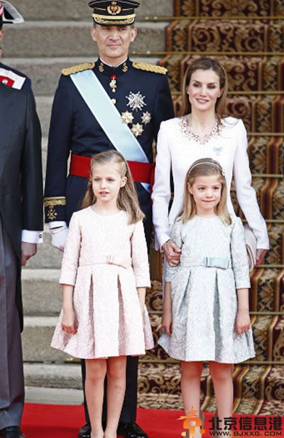 西班牙王妃莱蒂西亚资料照片 国王费利佩登基携女儿美艳亮相