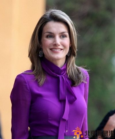 西班牙王妃莱蒂西亚资料照片 国王费利佩登基携女儿美艳亮相