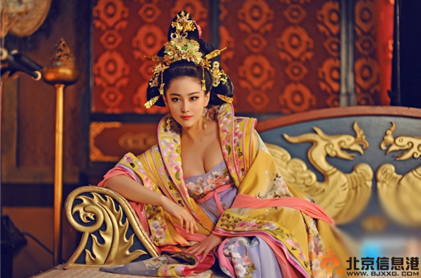 张馨予酥胸半露饰演绝色宫妃萧淑妃 火辣程度丝毫不输范冰冰