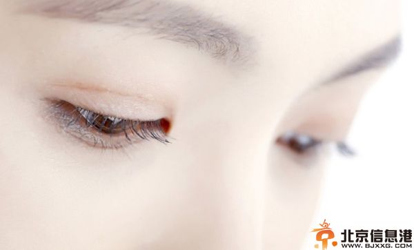 眼睛浮肿怎么消除 教你如何快速去浮肿