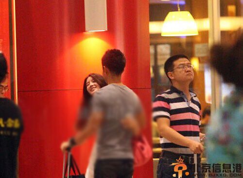 曝陈思成出轨门女主角与正牌男友忘情激吻 揭其个人资料及微博