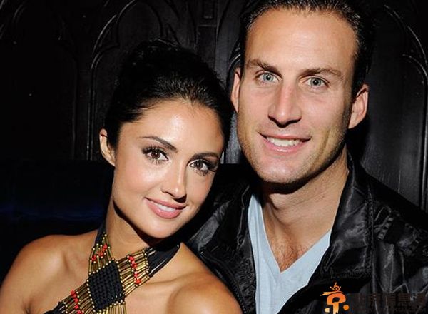 莱昂纳多凯蒂克里瑞暧昧照个人资料曝光 揭其老公自杀内幕