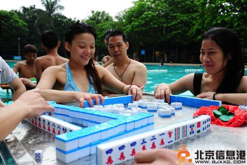 首届广东水上麻将大赛规则 游泳池麻将创意避暑