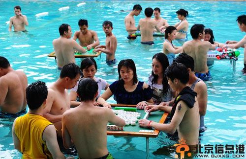 首届广东水上麻将大赛规则 游泳池麻将创意避暑