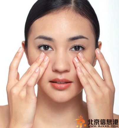 去眼袋的眼部按摩手法 长期坚持才有效