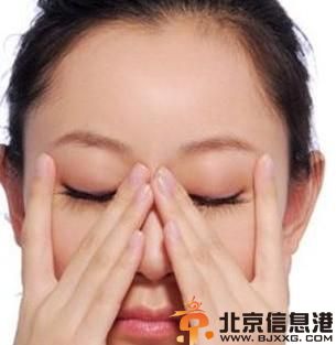 去眼袋的眼部按摩手法 长期坚持才有效