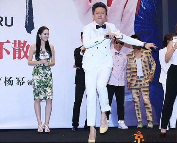 邓超女装照片惊艳众人 男扮女装与杨幂称闺蜜