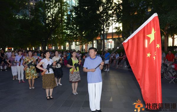 北京大妈持枪跳舞打鬼子现场图片曝光 时而挥舞大刀