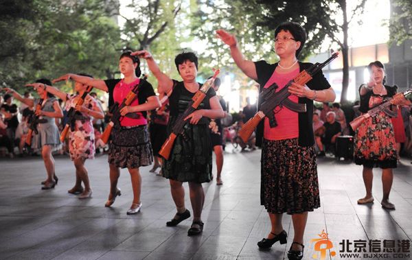 北京大妈持枪跳舞打鬼子现场图片曝光 时而挥舞大刀
