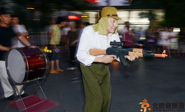 北京大妈持枪跳舞打鬼子现场图片曝光 时而挥舞大刀