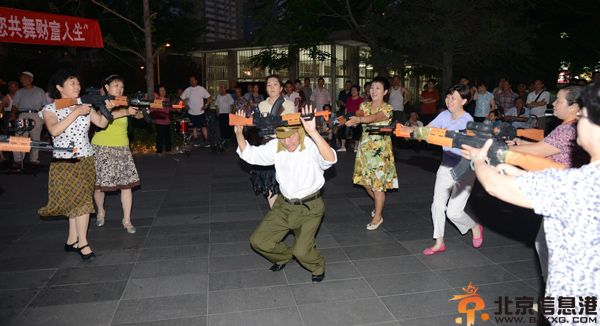 北京大妈持枪跳舞打鬼子现场图片曝光 时而挥舞大刀