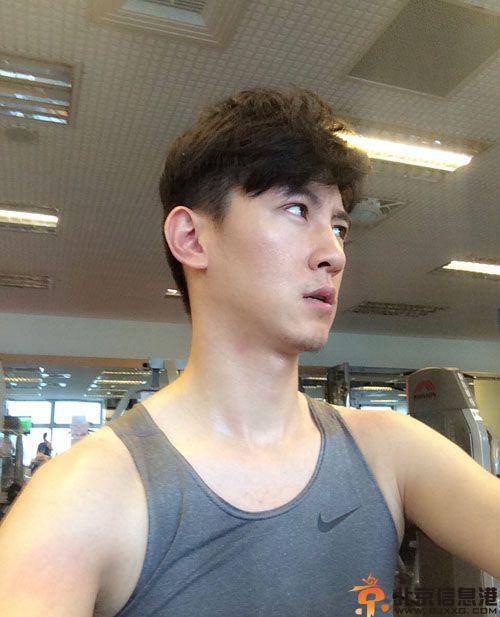 TVBS帅哥主播王博麟个人资料微博 被疑穿短裤人字拖播新闻