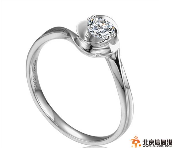 婚戒戴哪个手指 戒指的佩戴大全解析