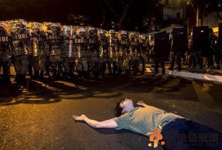 巴西再现反世界杯抗议 示威者向警方扔石块(图) 