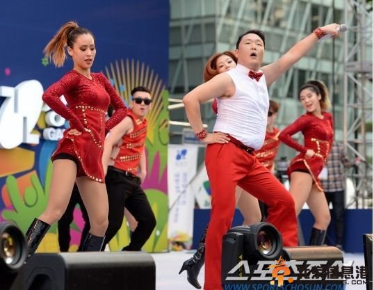 世界杯韩国队比赛前，朴载相在首尔江南区的永东大道表演。