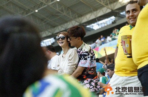 戚薇李承炫恋情曝光 世界杯现场看球忘情拥吻【组图】