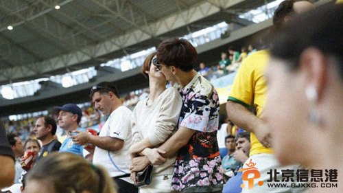 戚薇李承炫恋情曝光 世界杯现场看球忘情拥吻【组图】