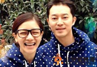 胡可沙溢着情侣装