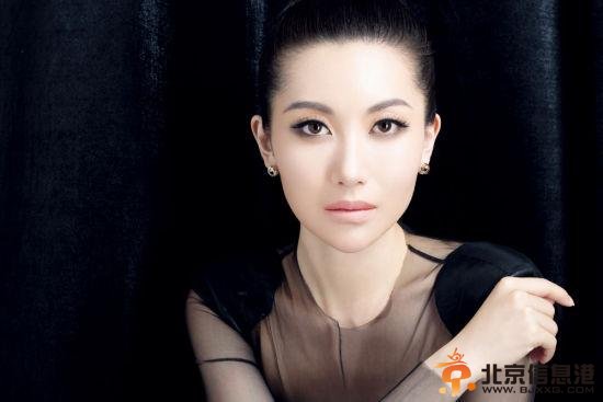 章子怡嫂子低胸装亮相艳惊四座 殷旭<a href='http://www.bjxxg.cn/news/beijing/' target='_blank'><u>北京</u></a>大揭秘【图】