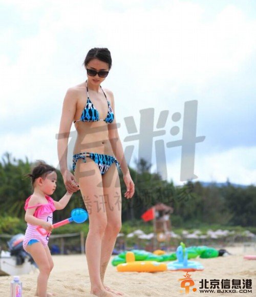 贾乃亮老婆李小璐与李小鹏妻子李安琦比基尼斗艳照片