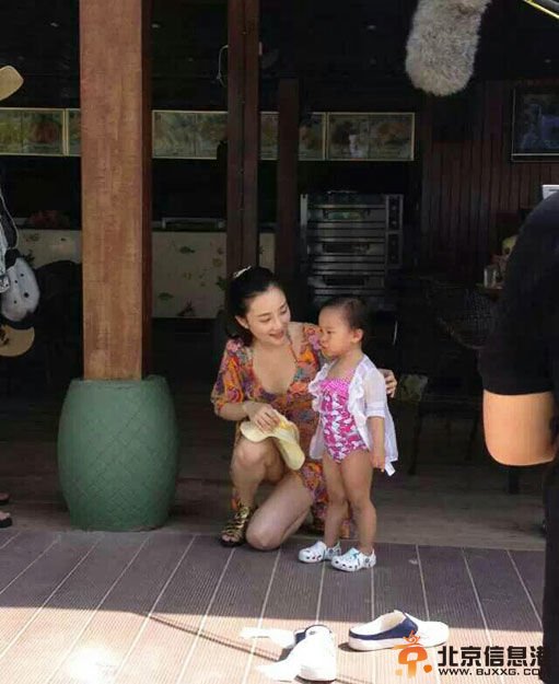 贾乃亮老婆李小璐与李小鹏妻子李安琦三亚泳装照曝光