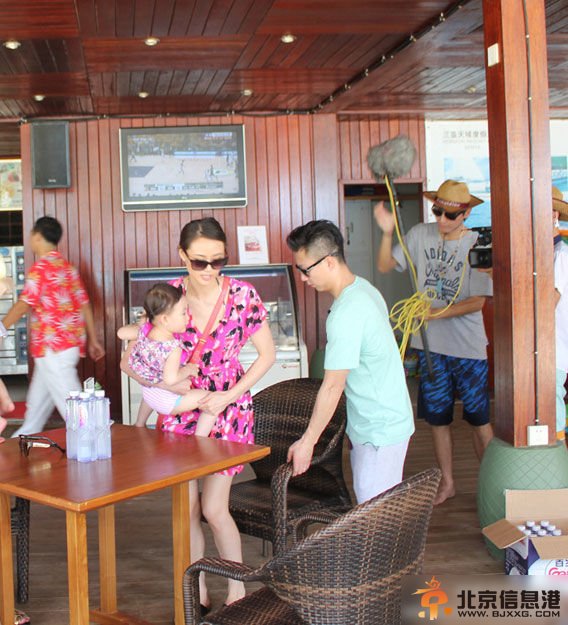 贾乃亮老婆李小璐与李小鹏妻子李安琦三亚泳装照曝光