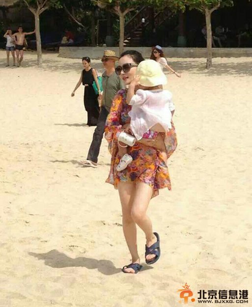 贾乃亮老婆李小璐与李小鹏妻子李安琦三亚泳装照曝光