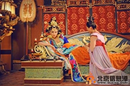 <a href='http://www.bjxxg.cn/ent/dianshi/' target='_blank'><u>电视</u></a>剧《武则天》张馨予剧照造型高清大图 张馨予饰演萧淑妃挤胸性感