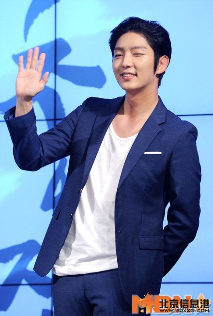 《朝鲜神枪手》发布会现场高清大图 李准基南相美主演集体亮相