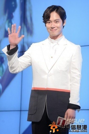 《朝鲜神枪手》发布会现场高清大图 李准基南相美主演集体亮相