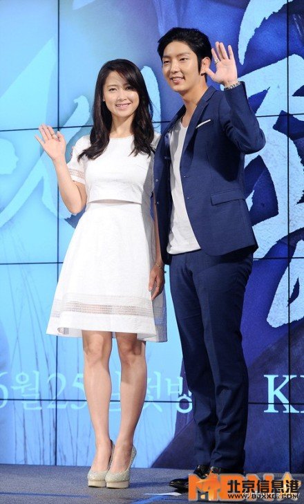 《朝鲜神枪手》发布会现场高清大图 李准基南相美主演集体亮相