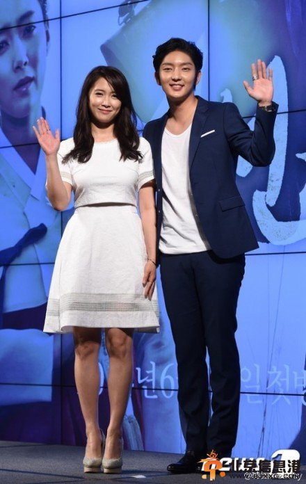 《朝鲜神枪手》发布会现场高清大图 李准基南相美主演集体亮相