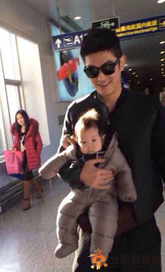 霍思燕儿子正面照近照曝光 霍思燕带儿子游泳照片高清大图