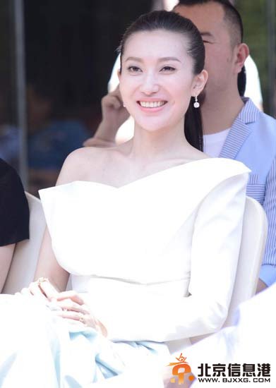 章子怡嫂子低胸装亮相 殷旭家庭背景个人资料曝光【组图】