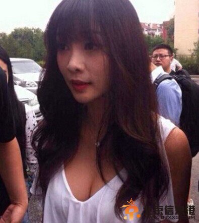 女神柳岩变身快递员