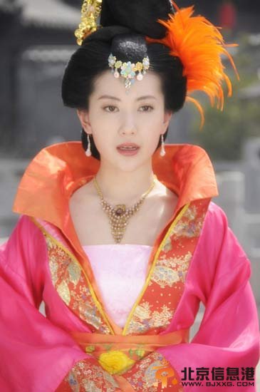 章子怡嫂子低胸装亮相事业线明显 红衣高贵十足优雅性感