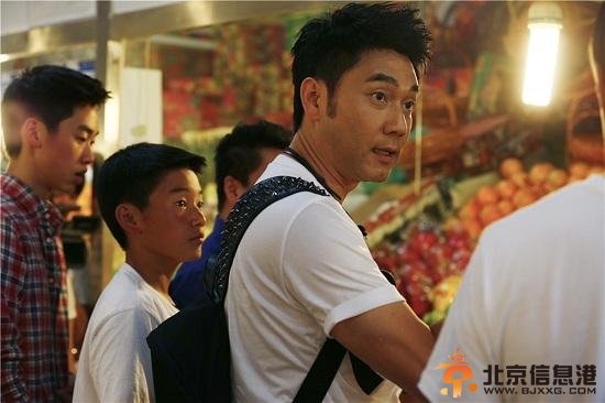 林依轮(微博)化身厨艺老师乱入两儿子首度曝光