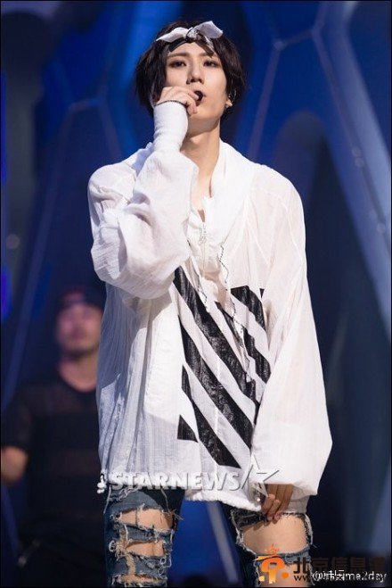 BEAST成员张贤胜彩排现场脚腕受伤 张贤胜仍带伤登台完成表演