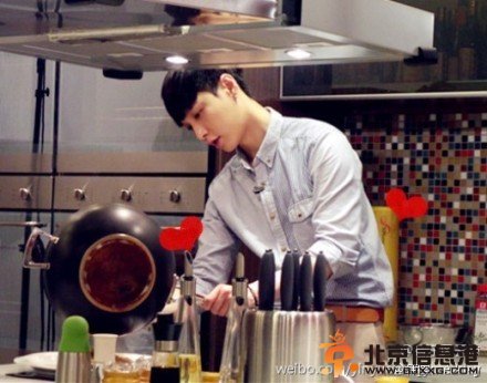 EXO成员Lay主持节目现场照公开 EXO中Lay担任音乐风云榜主持人